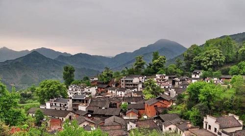  旅游景点|中国唯一建在山顶的村子，都是别墅和洋房，今成旅游景点