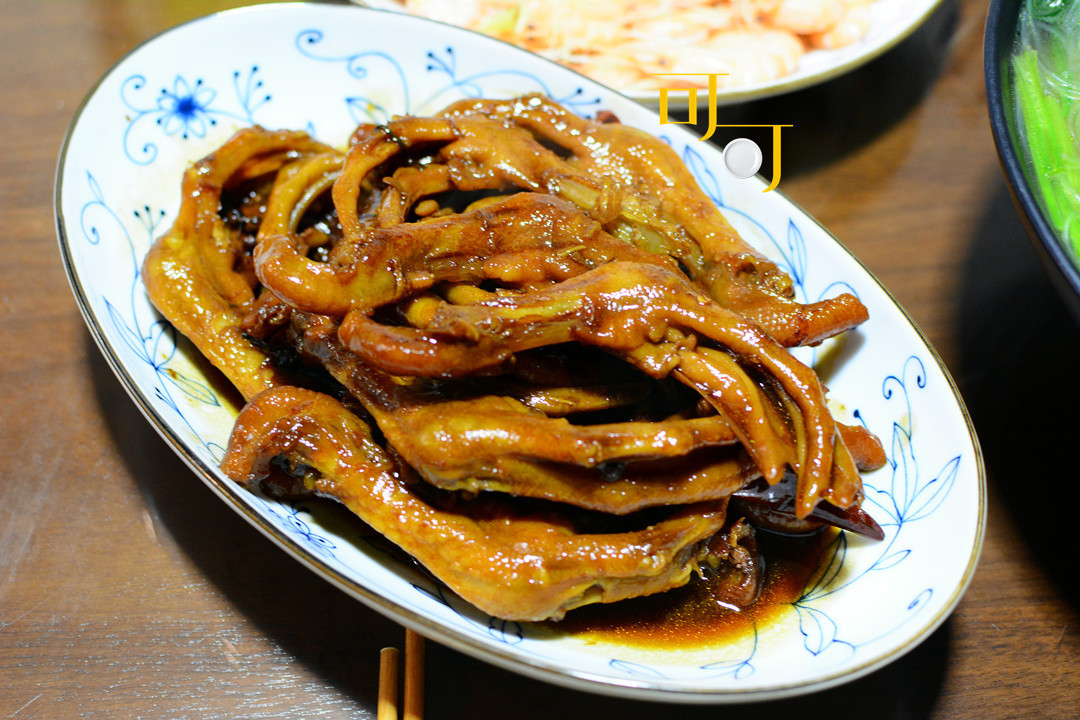 鸭掌|晒晒我家的冬日晚餐,五个菜里有荤有素有海鲜,啃着鸭掌聊着天