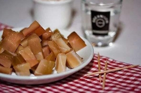 鲱鱼罐头|瑞典美女来中国看妹妹,一上餐桌就愣了你们这是在吃啥