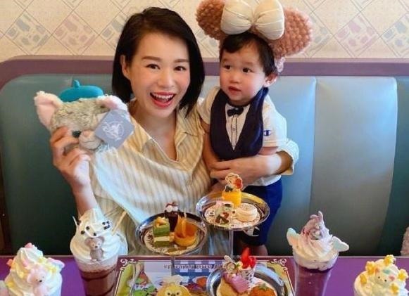 胡杏儿|胡杏儿小儿子长大了!与妈妈同游迪士尼显兴奋,身边不见哥哥陪伴