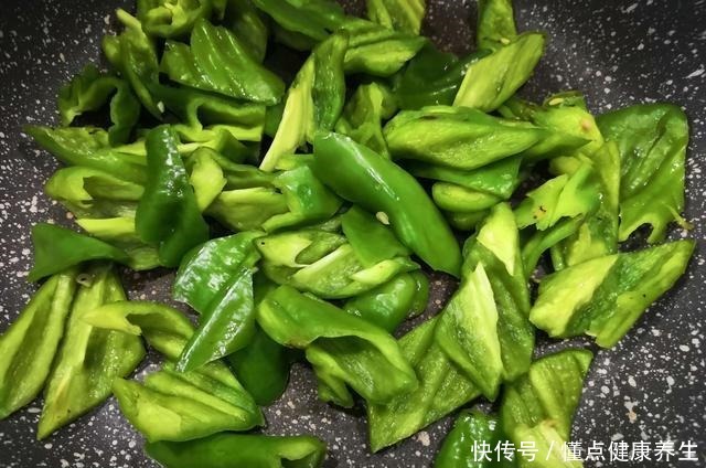  指导|黄磊远程指导何炅做辣椒炒肉，跟我平时做的方法不一样，看着都香