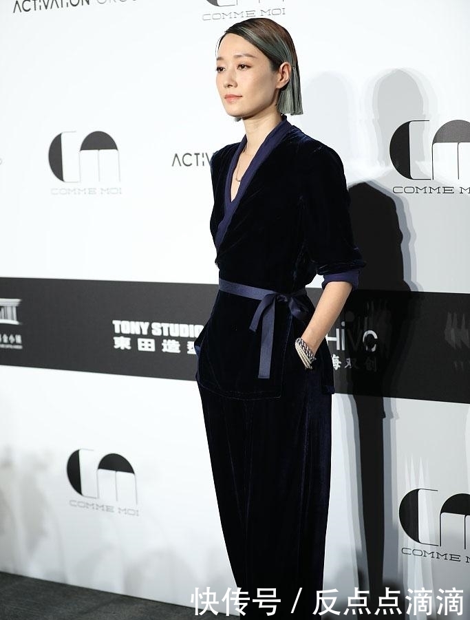 连体|马伊琍终于换发型,挑染短发配丝绒连体裤美得高级,44岁活出自我