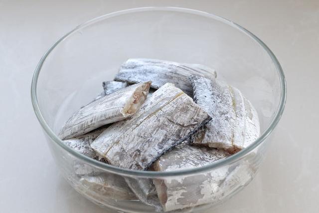 常规|带鱼的常规做法,下锅前多1步,怎么煎都不破皮