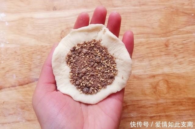 美味|面粉别再做包子了,试试这款小吃吧,咬一口,瞬间爆浆,美味极了