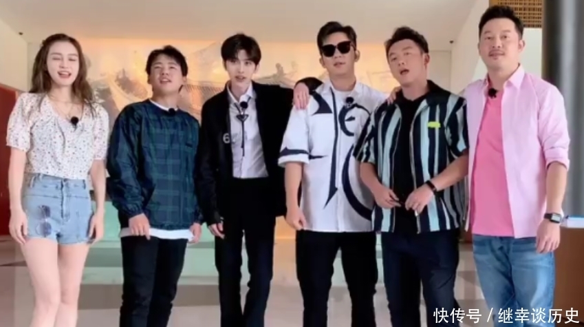 集体|跑男集体录像,其他人都正面镜头,唯独baby与众不同,显腿长!