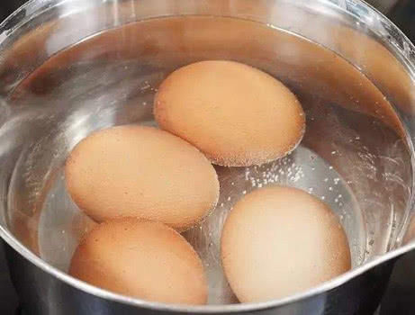 剥皮|煮鸡蛋时,直接下锅煮就错了,多加这1步,鸡蛋又香又嫩还易剥皮