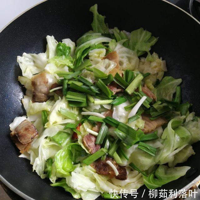 微辣|包菜炒回锅肉,肉香菜鲜,微辣可口