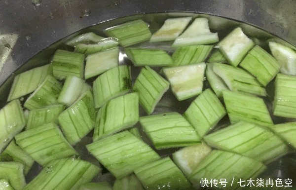 早点|炒丝瓜时,不能直接就下锅,难怪丝瓜发黑又难吃,早点知道早受益