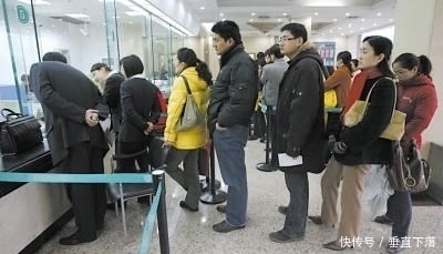  工作人员|农民以前最爱定期存款，为什么现在宁可不要高利息，也要取出来？