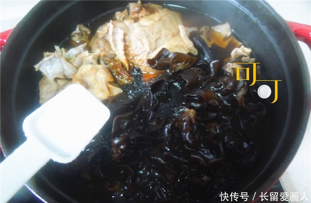 步骤|肉香满溢的蹄髈烧法,笋干和木耳更受欢迎,炖一锅一家人吃两餐