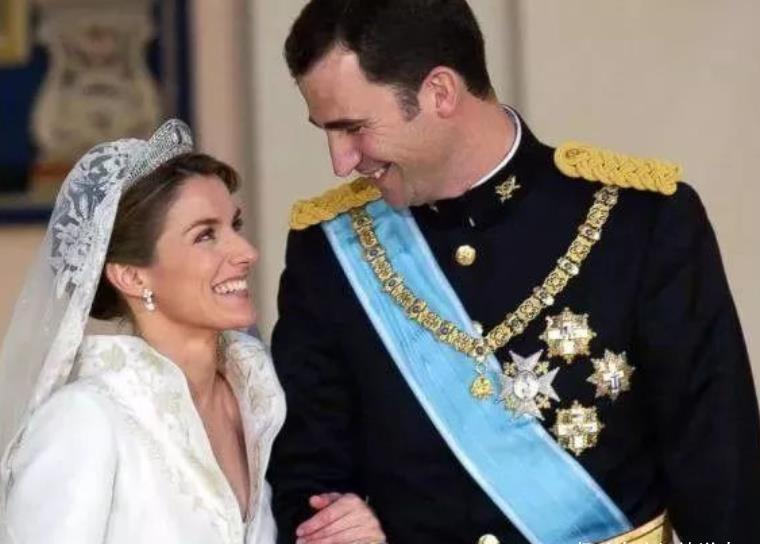 灰姑娘|莱蒂齐亚王后48岁了!五官精致宛如画中人,灰姑娘收获童话爱情