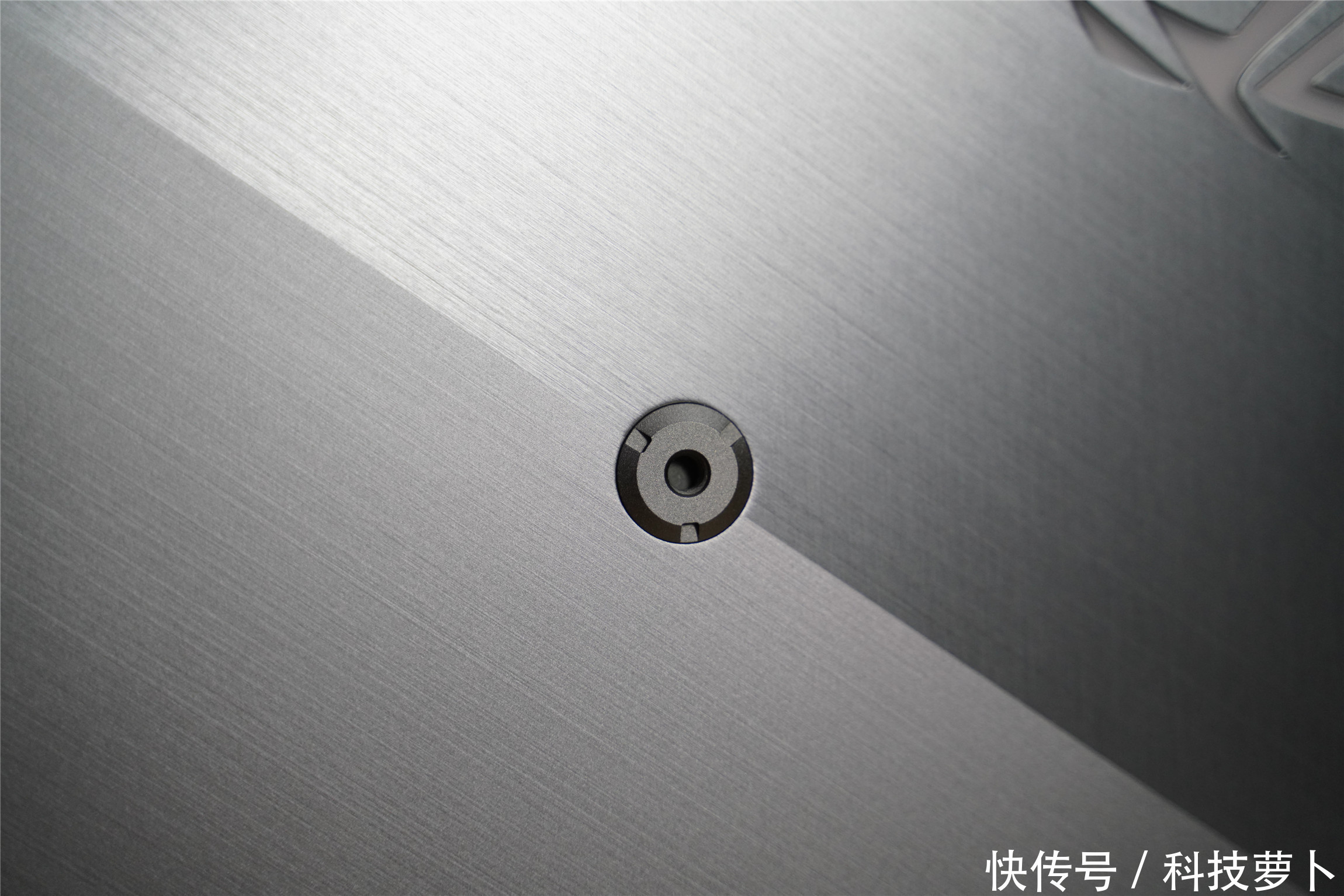 全球|全球首款240Hz+3ms电竞便携显示器,ROG XG17AHP评测