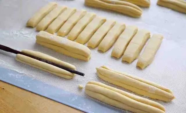 面粉|炸油条,用酵母发酵是错的,用它发酵,油条酥脆香软,上桌一扫光