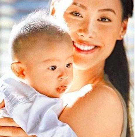 李泽楷|梁洛施帮朋友带娃满心欢喜,李泽楷前任为孩子吃饭,耐心又温柔