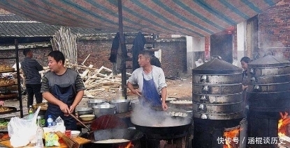 酒店办酒席|为什么在农村很多人办酒席不愿去饭店，而是在自家摆？有啥好处？