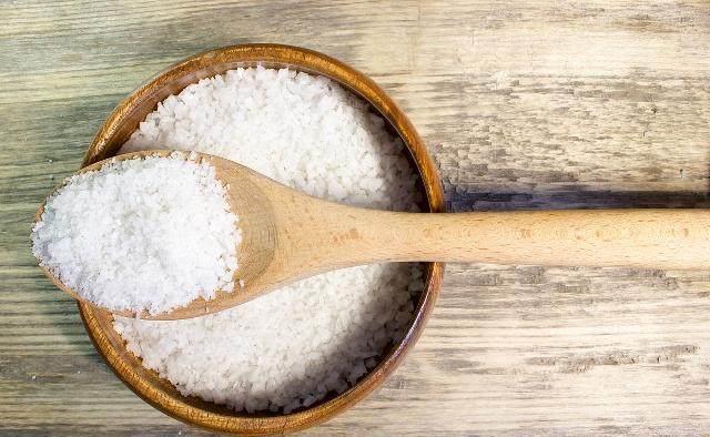  盐分|食盐有利于身体健康？如果盐分摄入过多，可能会引起这4种疾病！