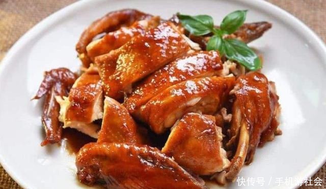 电饭锅|整只鸡放电饭锅里焖,不加水不放油,出锅比烤鸡还香,太诱人了