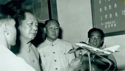 上报|警卫打开首长办公室，见首长趴着睡着了，走进一看立马上报中央