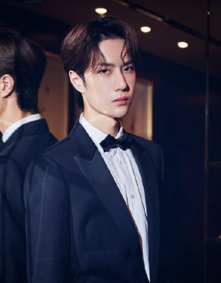  卖花|《天天向上》预告王一博首次见汪涵眼睛都亮了，高价卖花很委屈