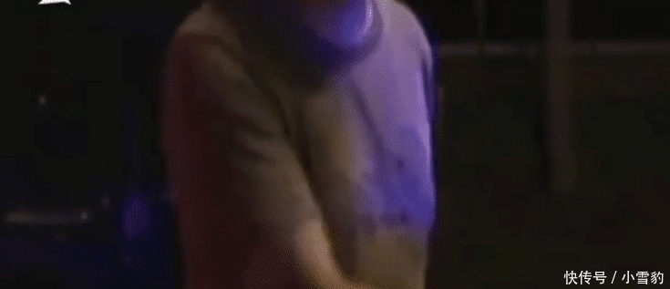  全责|外卖车被风吹倒砸到奔驰，交警：快递员负全责，小伙搬出“道交法”怼交警