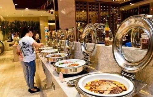 角落|去吃自助餐,服务员常把“3种”食物放“角落”,聪明人会去拿