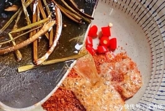 鲜爽|葱油酸辣宽粉(教你一道鲜爽可口、好吃过瘾的美味小吃)。