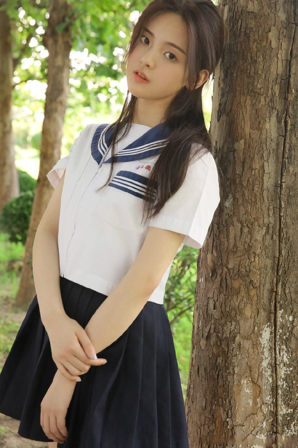  超越|杨超越录《中餐厅》，虽然还是擦桌子扫地，但一身造型都已上万块