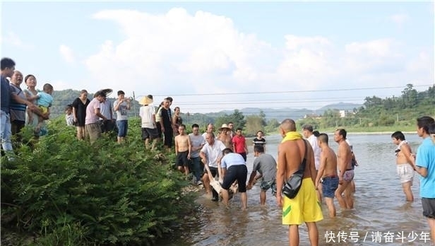 短信|男子救了落水的女子后, 第二天他报警了, 只因看了手机里的短信