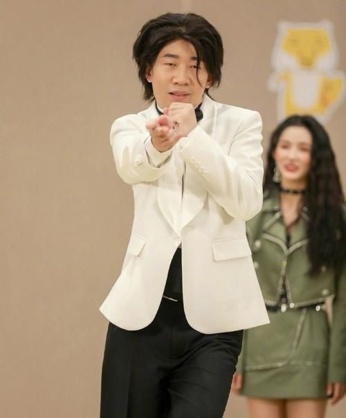 动作|被指让硬糖少女做不雅动作,杨迪我必须和你杠到底,暗指对赵粤粉丝寒心