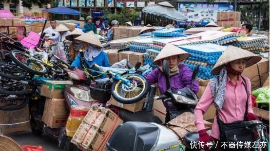  中国|越南大妈到中国旅游，狂购5件旗袍，结账时老板左右为难