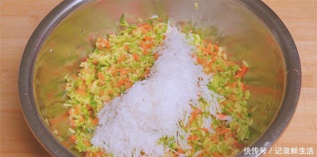 馒头|西葫芦别炒着吃了,试试这种新吃法,比包子馒头简单还好吃,解馋