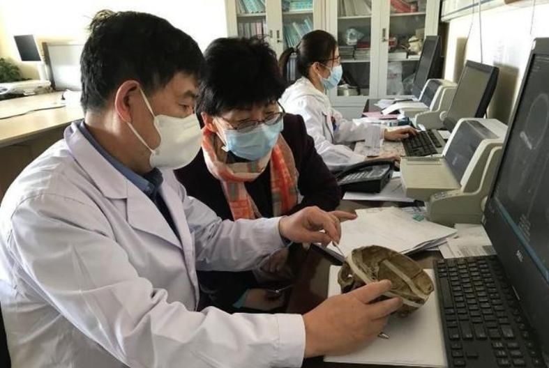 老人|老人头痛就医时，发现10厘米刀刃藏脑内，26年后他终于如愿取出