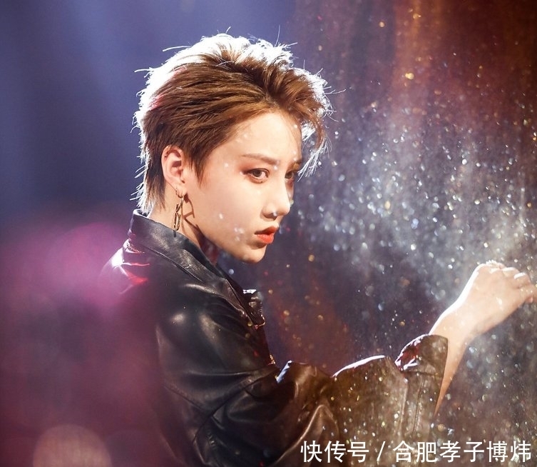 舞台|THE9表演《斯克芬斯》,金粉舞台太惊艳,舞台照更是大饱眼福