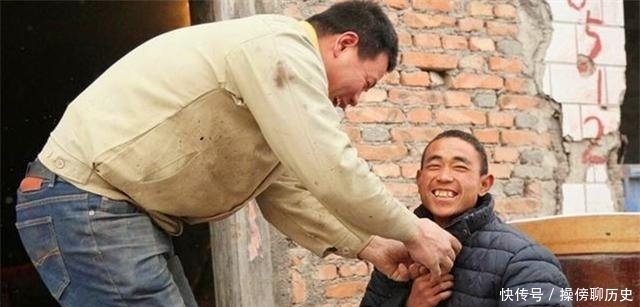 行走|无腿硬汉50元买来“双腿”，行走20年撑起整个家，买车娶妻绝不是空谈