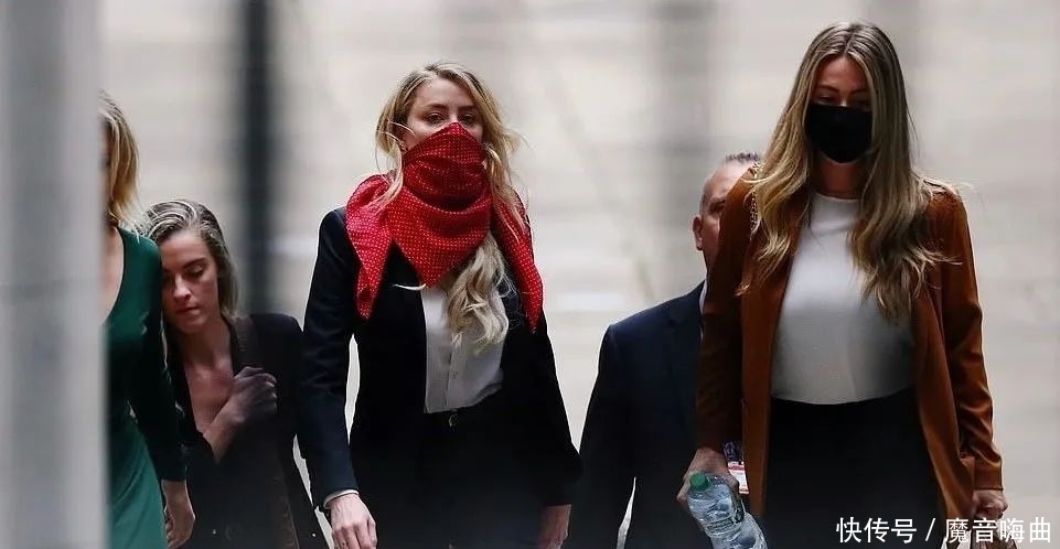 用头撞|庭审第三天:德普承认婚后出轨并对前妻使用暴力,海后曾帮他戒毒