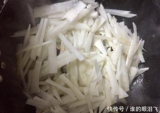 加上|天凉了,我们乡下人喜欢用白鲢鱼加上它炖,端上桌再多也要吃完