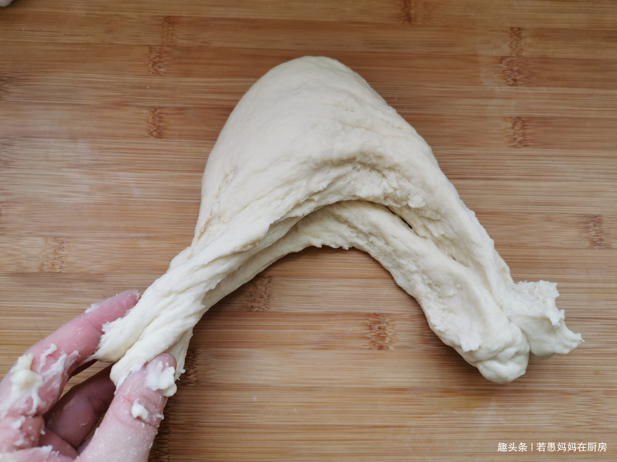 饼铛|自己在家做面包,3个动作15分钟揉出手套膜,烤箱电饼铛都能做