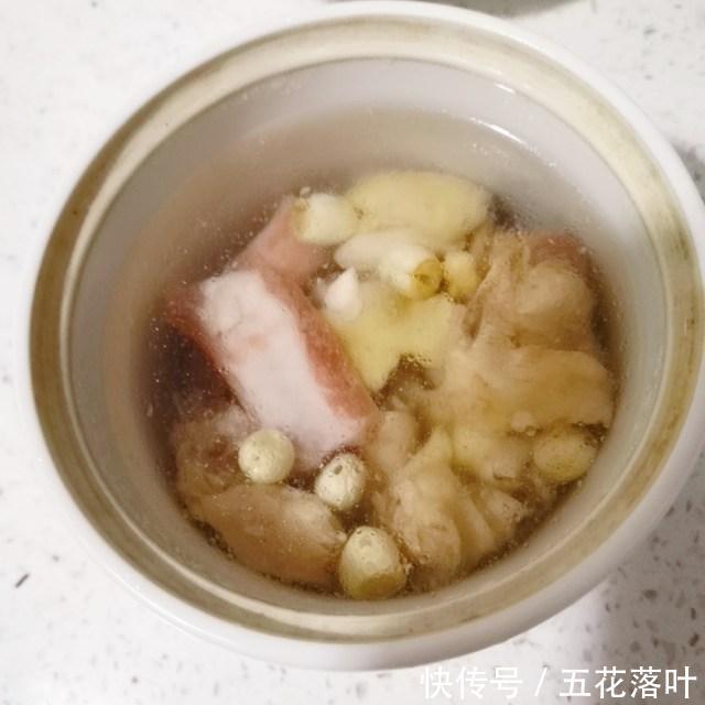  不腻|鸡汤，营养丰富，鲜美不腻