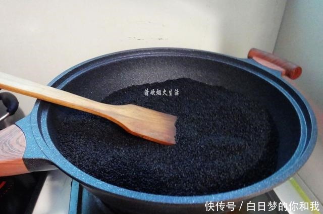 芝麻丸|夏天阳光好赶紧做它,做一次吃半年,每天吃气色好,头发乌黑亮泽