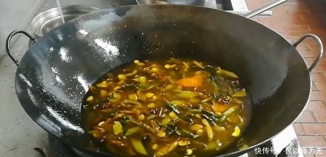 下入锅中|淮扬菜大厨改良员工餐将香菇烧鸡这么做,鲜香微辣,开胃下饭