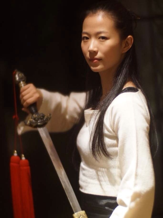 拳馆|醉汉调戏火锅店老板娘反被殴打摆拍：宣扬正义？还是为拳馆宣传？