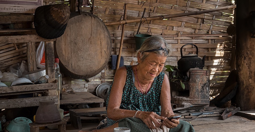  门口|一个午后，老太太在门口打盹，小偷看她双目失明便潜入其家中