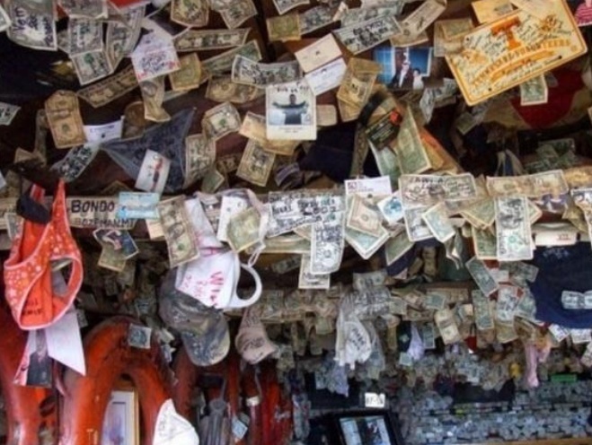 世界|世界上最“有钱”的酒吧,墙上贴满千万美金,顾客急用可以随时带