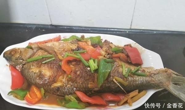 鱼刺|鱼刺卡在喉咙里,别再喝醋吞米饭了,教你1招,让鱼刺自己跑出来