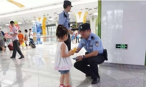  走散|小女孩与爸爸在商场走散，民警询问爸爸名字，听到回答忍不住笑了