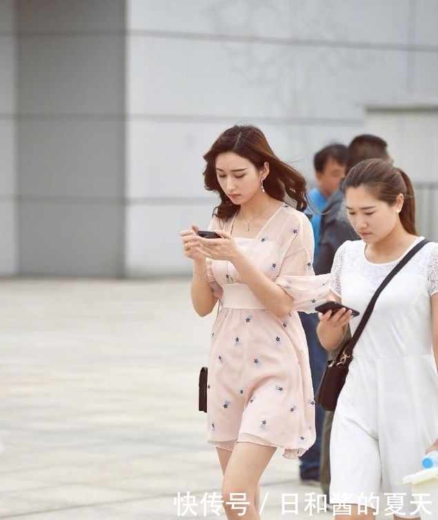  美妙|街拍小美女身穿小背心配牛仔裤，美妙身材，显得非常漂亮