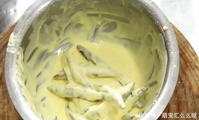 面粉|炸小鱼裹面粉还是淀粉?记住正确做法,金黄酥脆不扎嘴,越嚼越香
