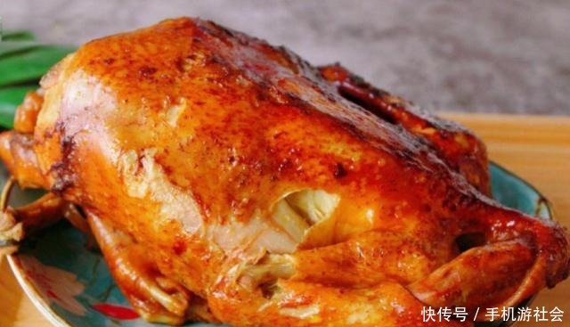 电饭锅|整只鸡放电饭锅里焖,不加水不放油,出锅比烤鸡还香,太诱人了