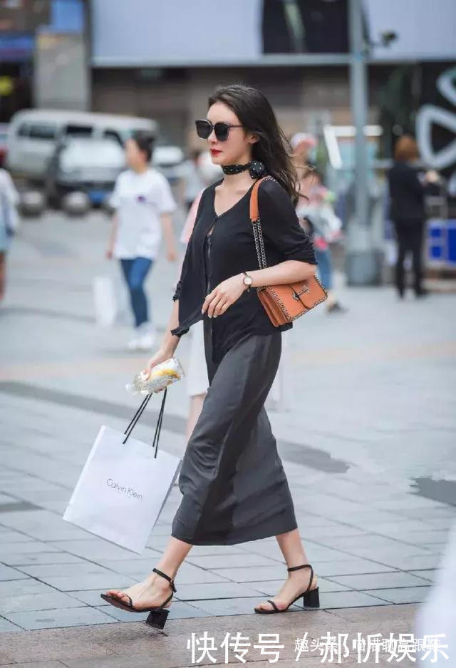 高跟鞋|美女脚上踩着一双高跟鞋,透露出一种高贵的气息,让她更加的迷人