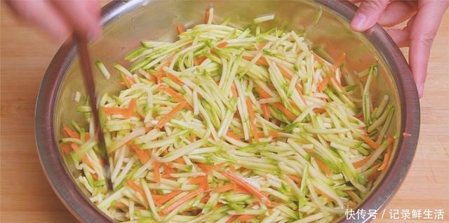 馒头|西葫芦别炒着吃了,试试这种新吃法,比包子馒头简单还好吃,解馋